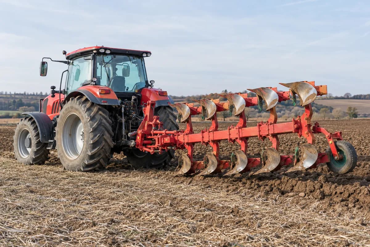 Traktor mit fünfscharigem Drehpflug